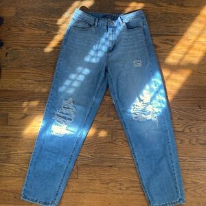 •mom jeans
•size 2
•no stains
•gentle rips
•light blue wash